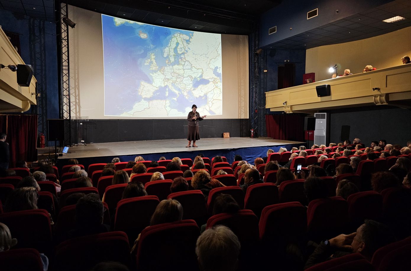 «Είμαστε λαός που ακόμα κρατάει μέσα του τη φλόγα της φιλομάθειας», λέει η ιστορικός Μαρία Ευθυμίου