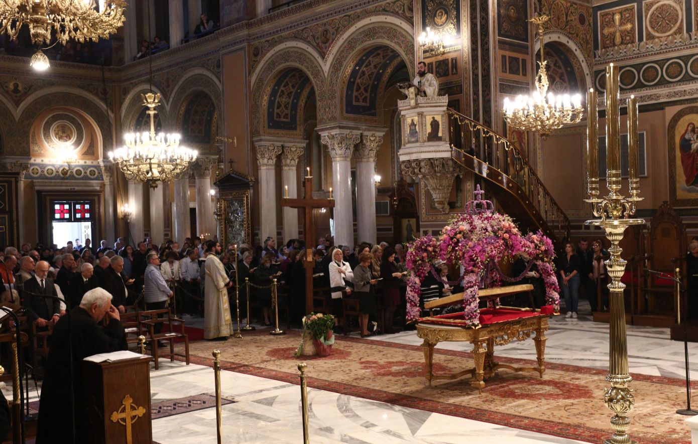 Σε κλίμα κατάνυξης το προσκύνημα του Επιταφίου στη Μητρόπολη Αθηνών