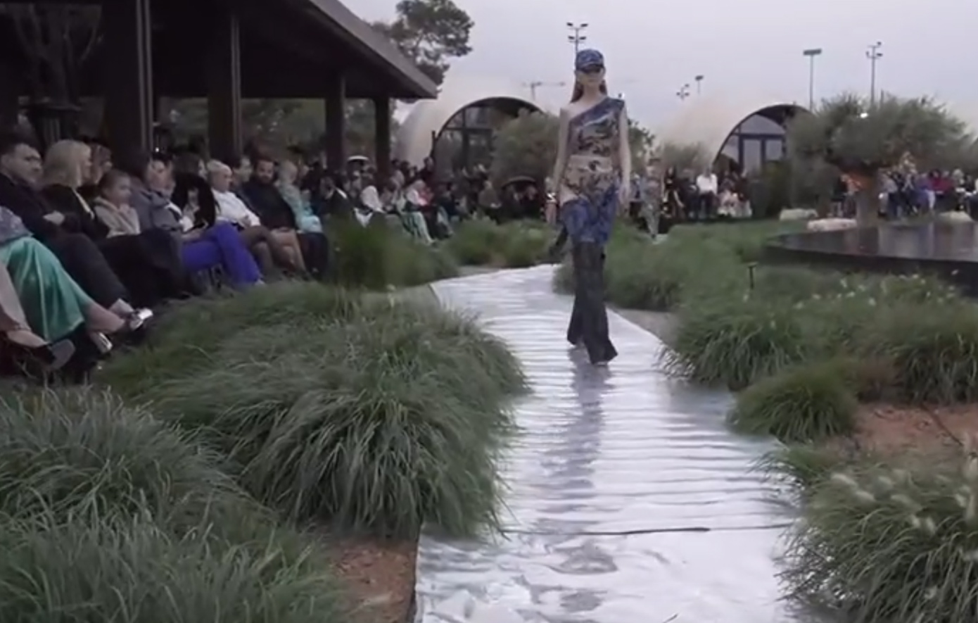 Το σέξι «ατύχημα» στην επίδειξη του Paris Valtadoros στο Athens Fashion Week