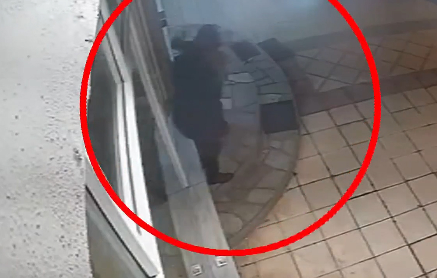 Κουκουλοφόροι επιτέθηκαν σε δημοτικό σύμβουλο στη Θεσσαλονίκη – «Με έσωσε ο γιος μου»