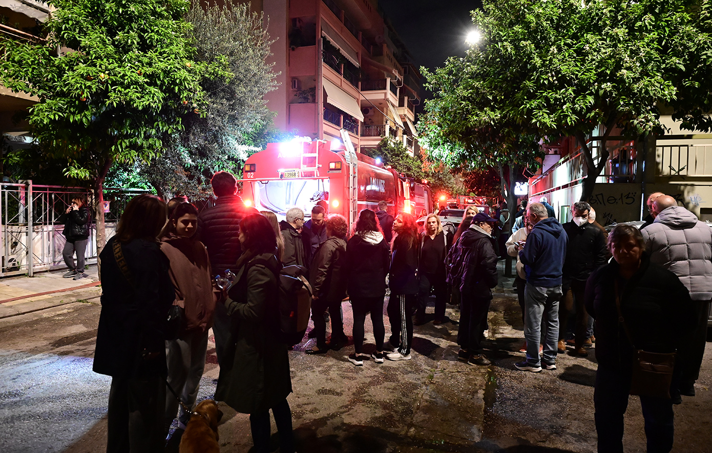 Σε ύφεση η πυρκαγιά στο εγκαταλελειμμένο εργοστάσιο στα Άνω Πατήσια
