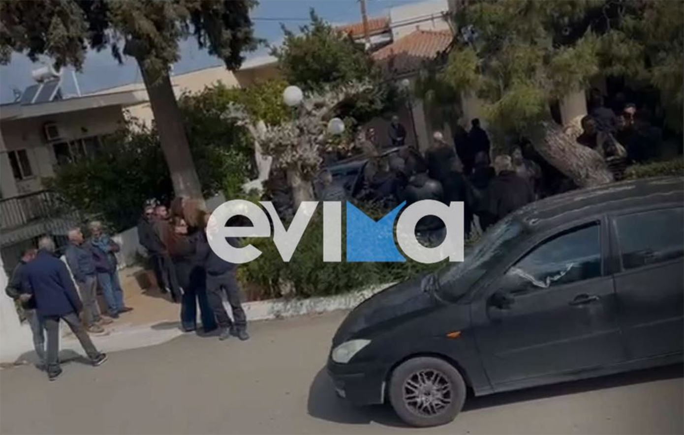 Πλήθος κόσμου στην κηδεία του 50χρονου που δολοφονήθηκε από τον 75χρονο στην Εύβοια
