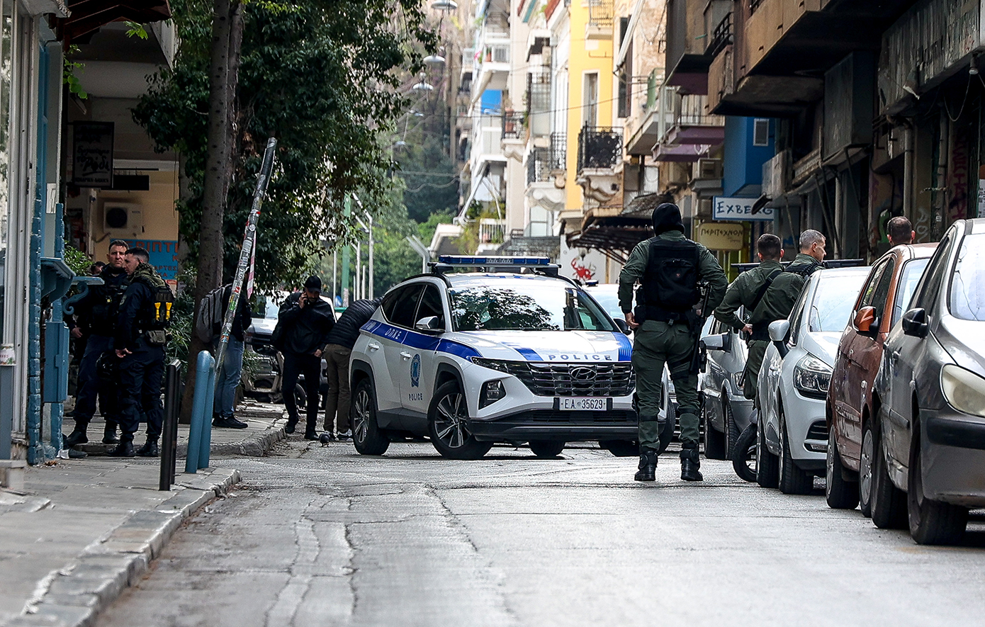 Άστεγος επιτέθηκε και χτύπησε στο κεφάλι υπάλληλο του Δήμου Αθηναίων στα Εξάρχεια
