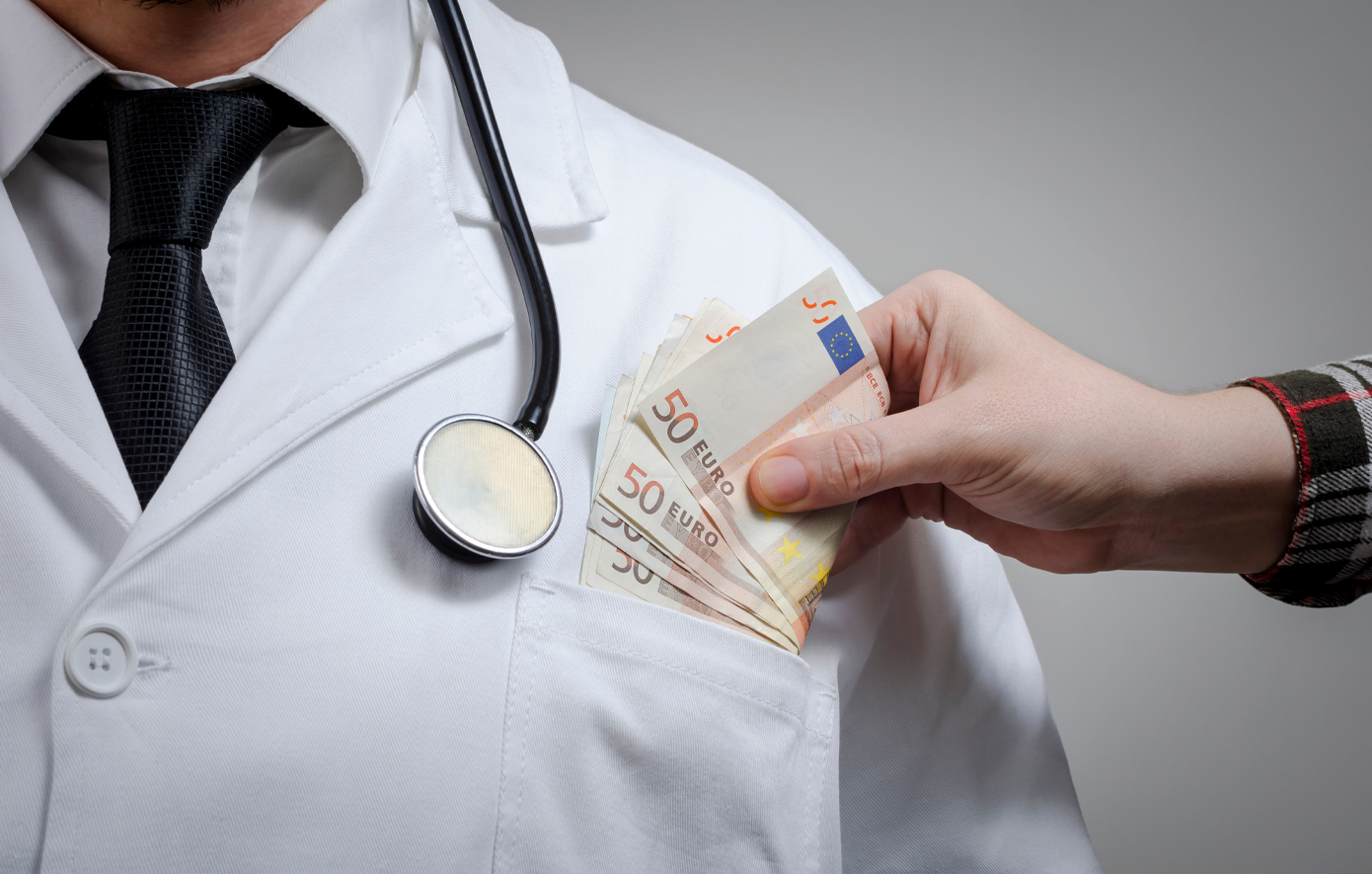 Φυλάκιση σε γιατρό που πήρε «φακελάκι» 300 ευρώ από 56χρονη καρκινοπαθή