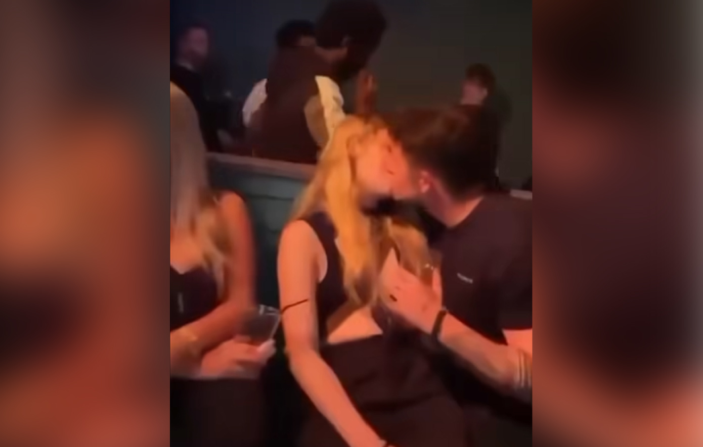 Φιλούσε το αγόρι της παθιασμένα και έκανε… εμετό &#8211; Δείτε βίντεο