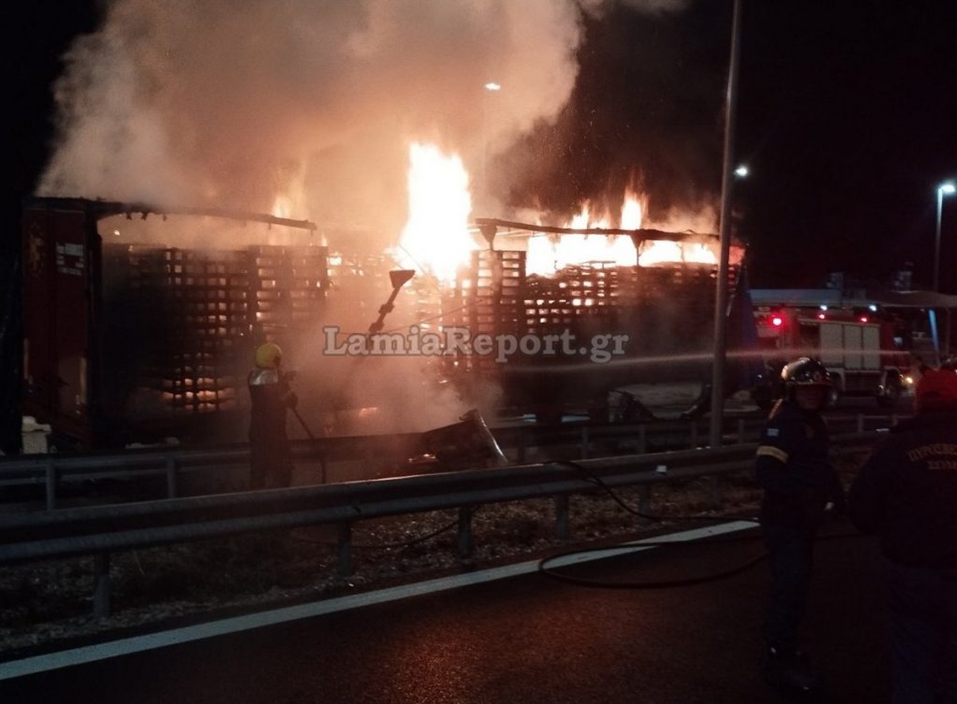 Λαμία: Νταλίκα τυλίχθηκε στις φλόγες εν κινήσει στην εθνική οδό
