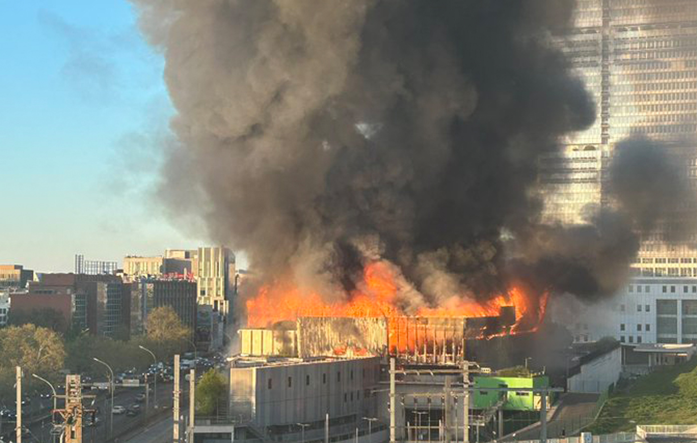 Μεγάλη πυρκαγιά σε κέντρο διαλογής ανακυκλώσιμων απορριμμάτων στο Παρίσι – Ισχυρές δυνάμεις της πυροσβεστικής βρίσκονται επιτόπου