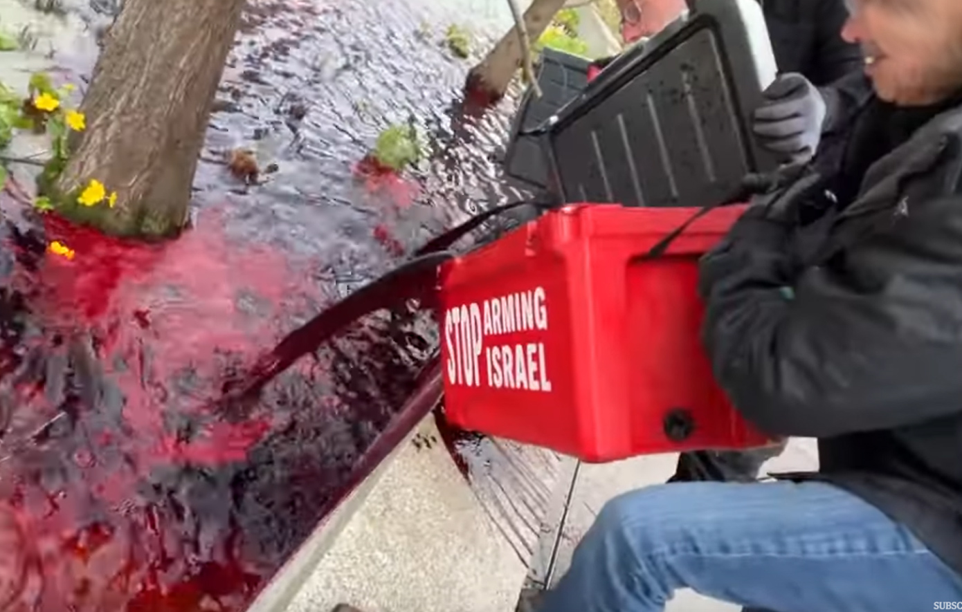 Συλλήψεις ακτιβιστών της Greenpeace στο Λονδίνο – Έβαψαν κόκκινο σιντριβάνι έξω από την πρεσβεία των ΗΠΑ