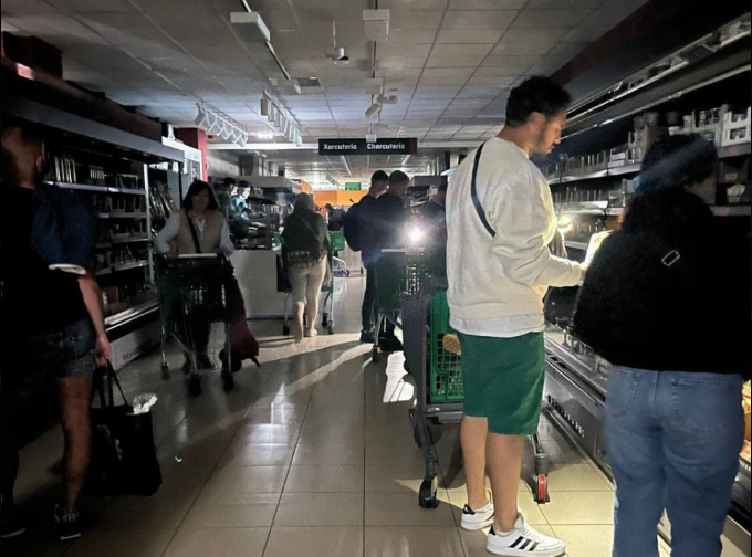 Σκηνές που θυμίζουν πανδημία στην Ισπανία: Μεγάλες ουρές έξω από σουπερμάρκετ &#8211; Πανικός στους δρόμους