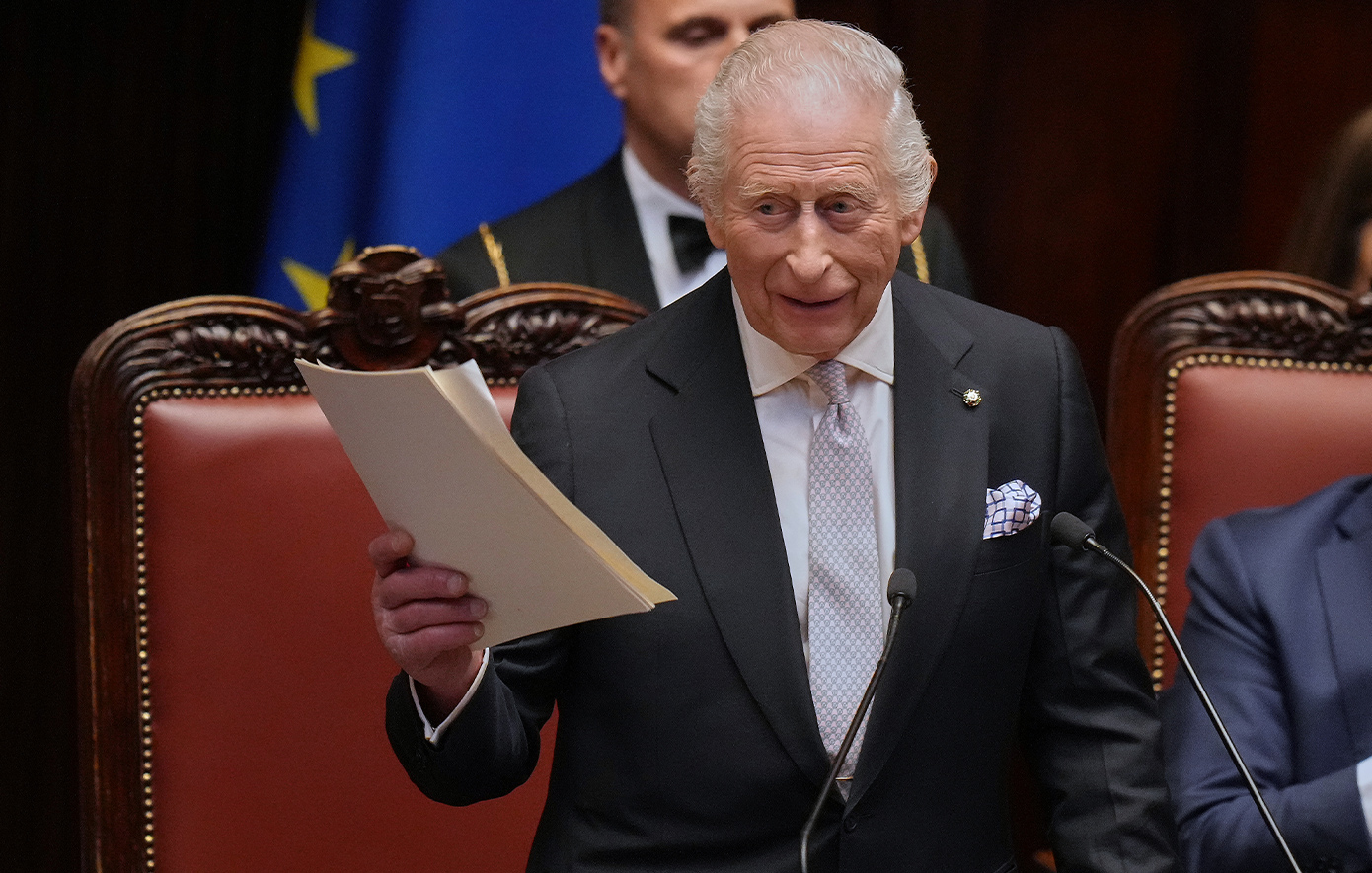 «Η ειρήνη δεν μπορεί ποτέ να θεωρείται δεδομένη» δήλωσε ο βασιλιάς Κάρολος στην ομιλία του στο ιταλικό Κοινοβούλιο