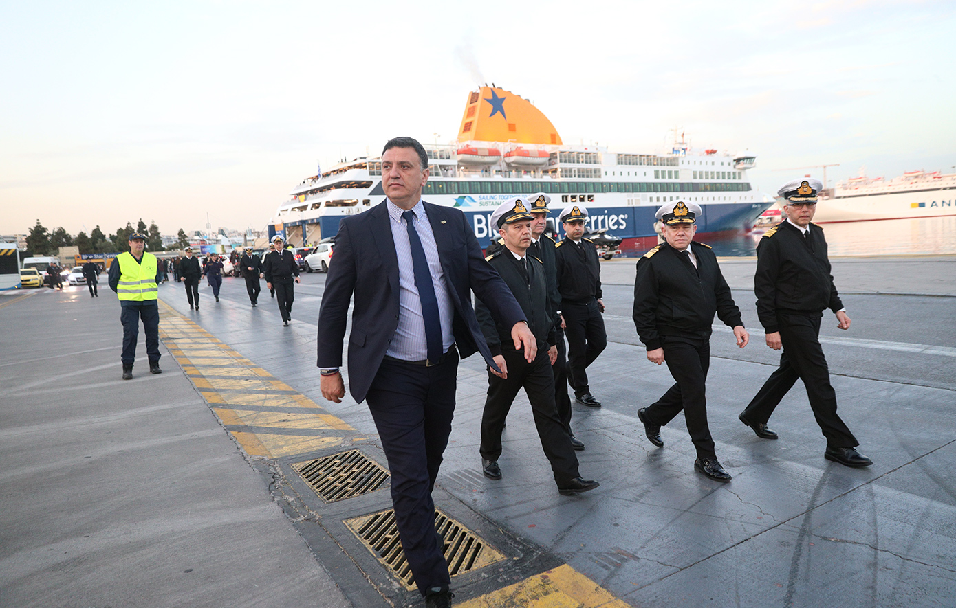 Έξοδος Πάσχα: Στο λιμάνι του Πειραιά ο Κικίλιας – Μηνύματα για μείωση τιμών στα ακτοπλοϊκά