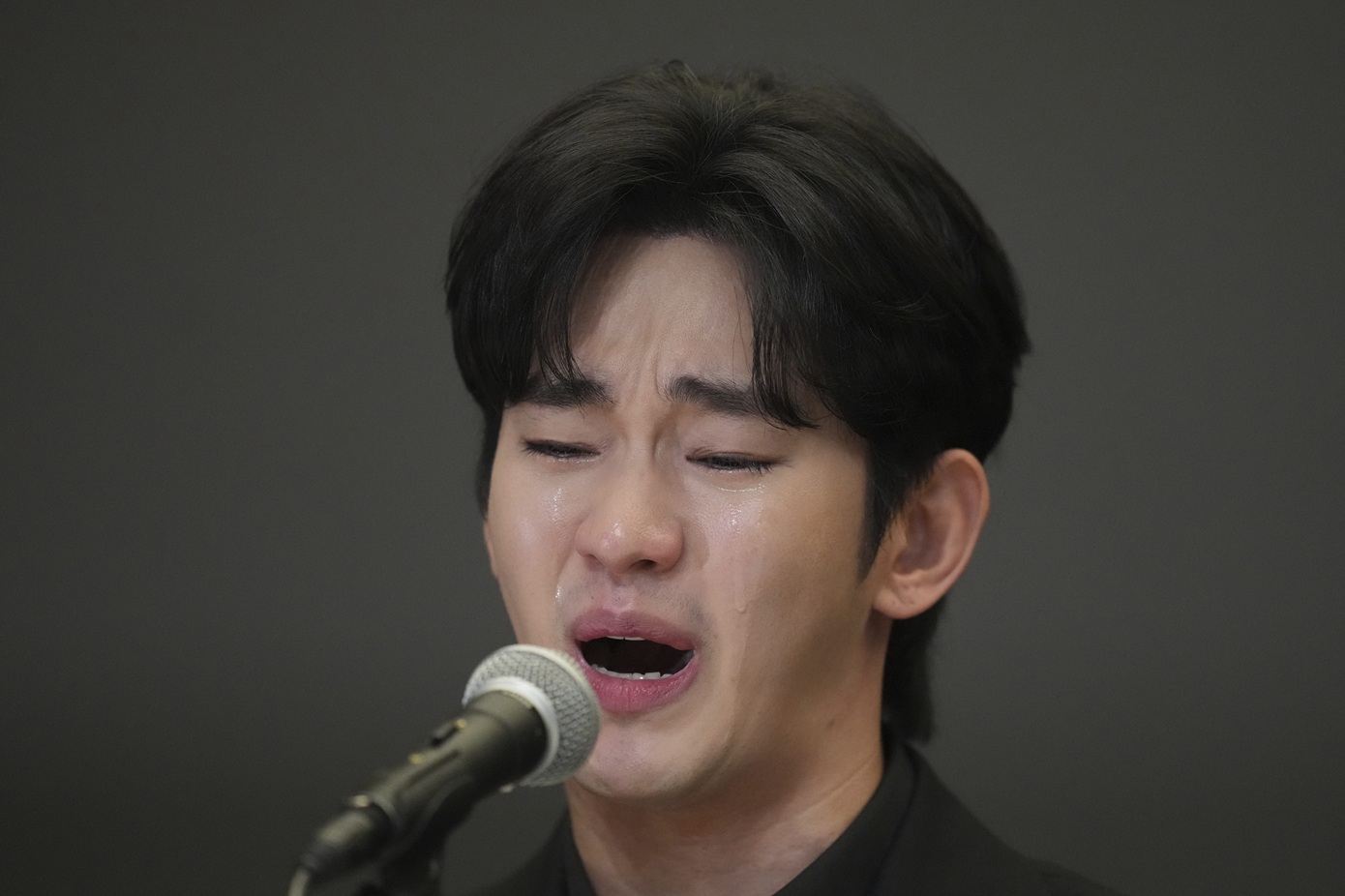 Ο Νοτιοκορεάτης σταρ, Kim Soo-Hyun αρνείται τις κατηγορίες της οικογένειας της αείμνηστης ηθοποιού Kim Sae-ron