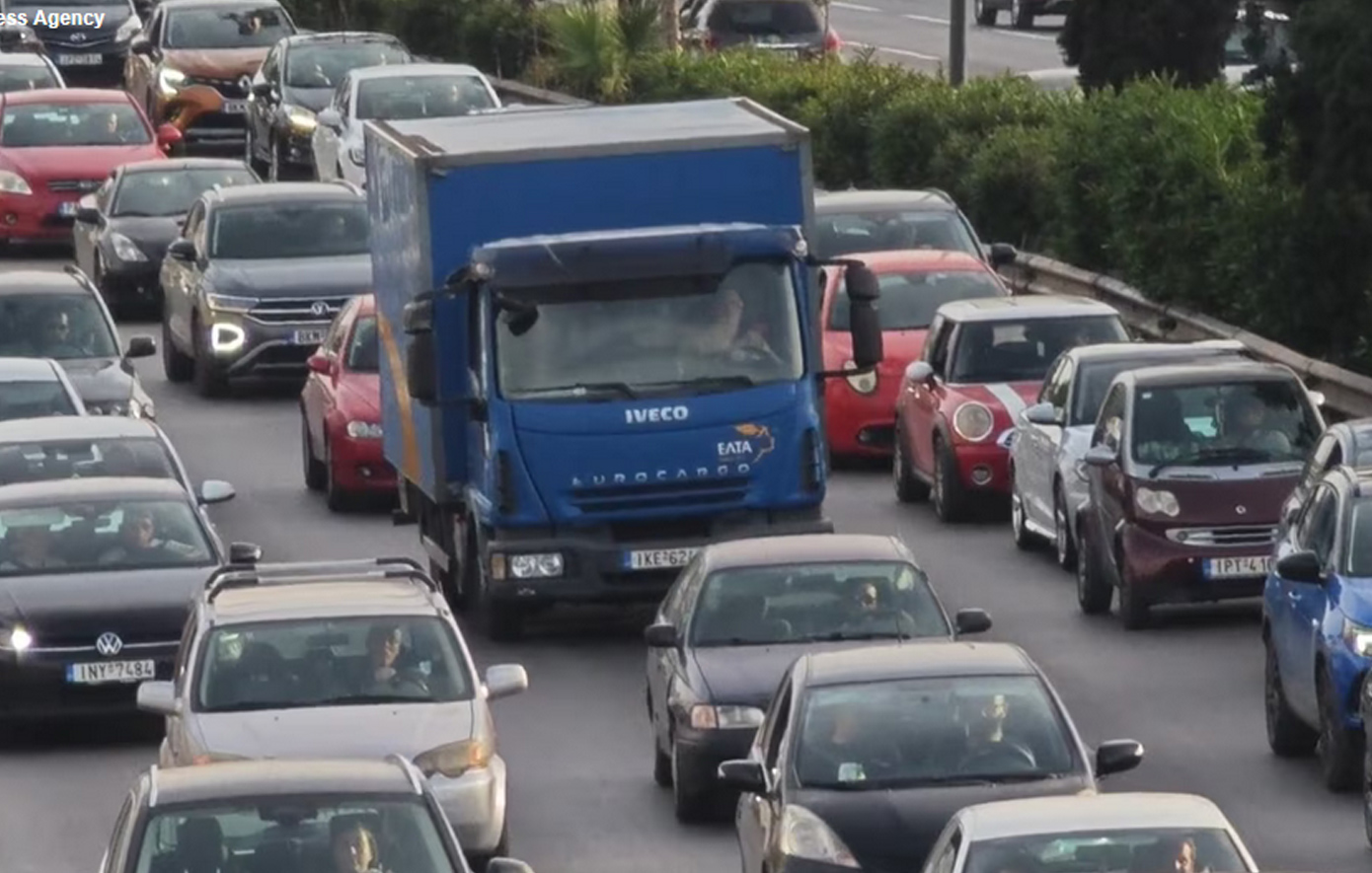 Κίνηση τώρα: Σοβαρό πρόβλημα στην Κηφισίας εξαιτίας υλικών που έπεσαν στο οδόστρωμα από φορτηγό
