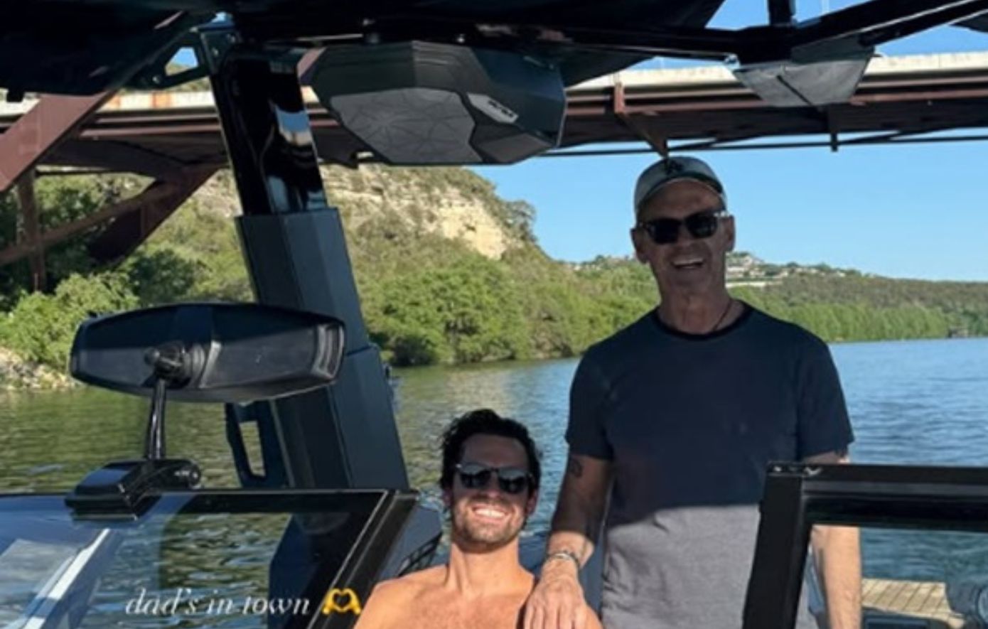Η Αμαλία Κωστοπούλου φωτογραφίζει τον μπαμπά της και τον αρραβωνιαστικό της να ποζάρουν μαζί πάνω στο σκάφος
