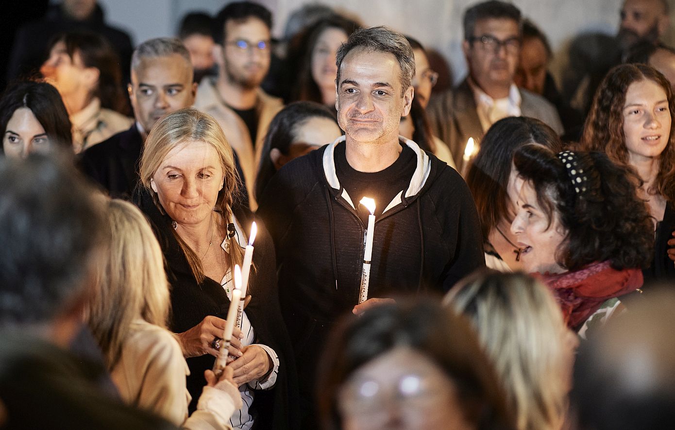 Κυριάκος Μητσοτάκης και Μαρέβα Γκραμπόφσκι στην Ακολουθία της Αναστάσεως στον Ιερό Ναό Αγίας Τριάδας Καρδιανής Τήνου