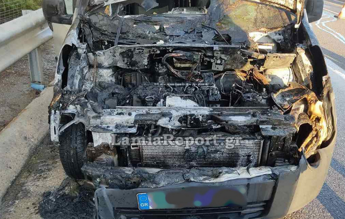 Βανάκι τυλίχθηκε στις φλόγες εν κινήσει, στην εθνική Αθηνών – Λαμίας