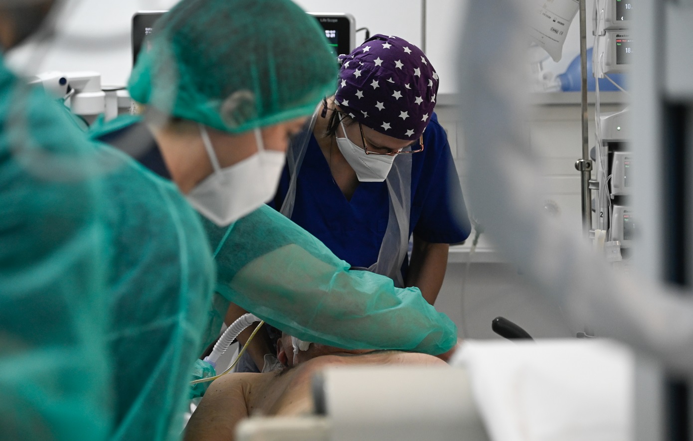 «Κοιτάζουν να κερδίσουν 24ωρα» οι γιατροί του 18χρονου που παρασύρθηκε από αμάξι στη Βουλιαγμένης – Τι λέει ο πατέρας του