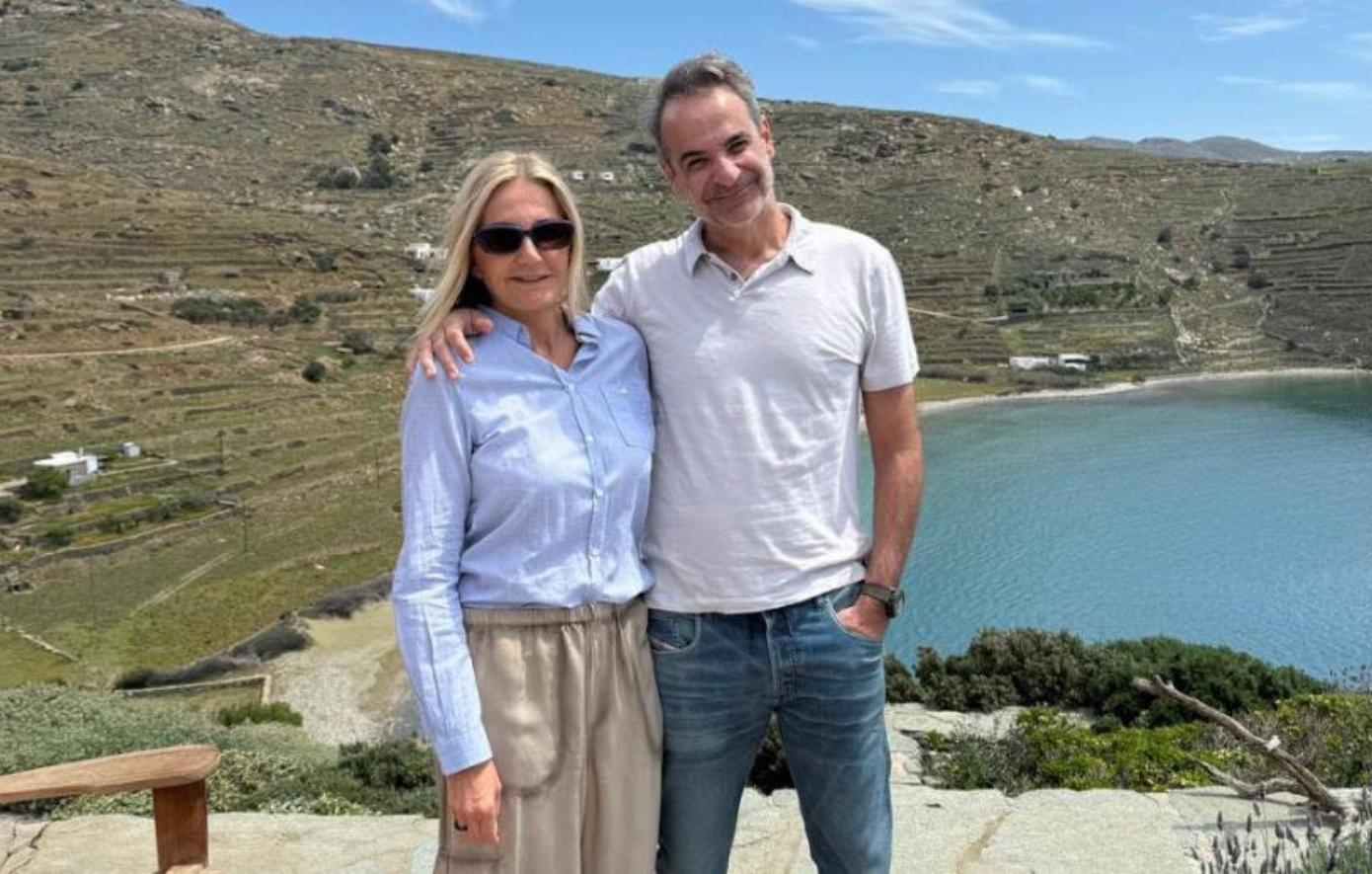 Οι ευχές του Κυριάκου Μητσοτάκη για το Πάσχα αγκαλιά με τη Μαρέβα