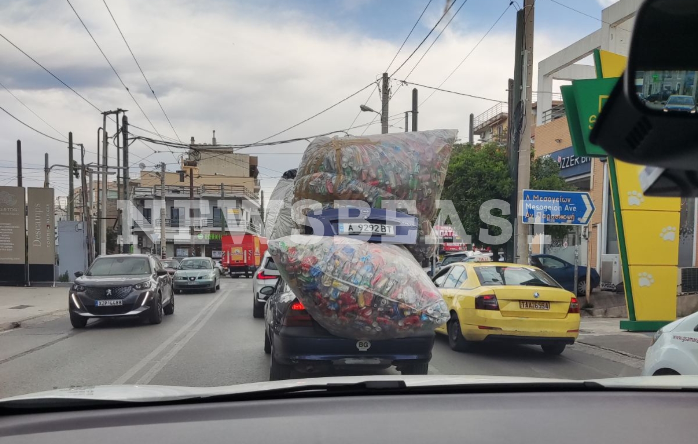 Πώς να χωρέσετε εκατοντάδες αλουμινένια κουτάκια σε ένα μικρό αμάξι: Οδηγός στα Βριλήσσια δίνει τη δική του εκδοχή