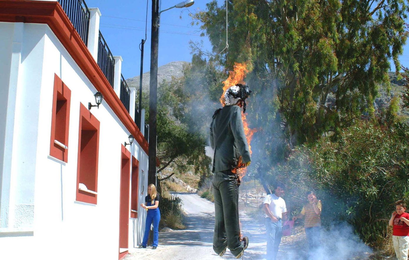Σαν σήμερα 17 Απριλίου: Η Εκκλησία αποκηρύσσει το «κάψιμο του Ιούδα» &#8211; Γιατί το έθιμο θεωρήθηκε ρατσιστικό