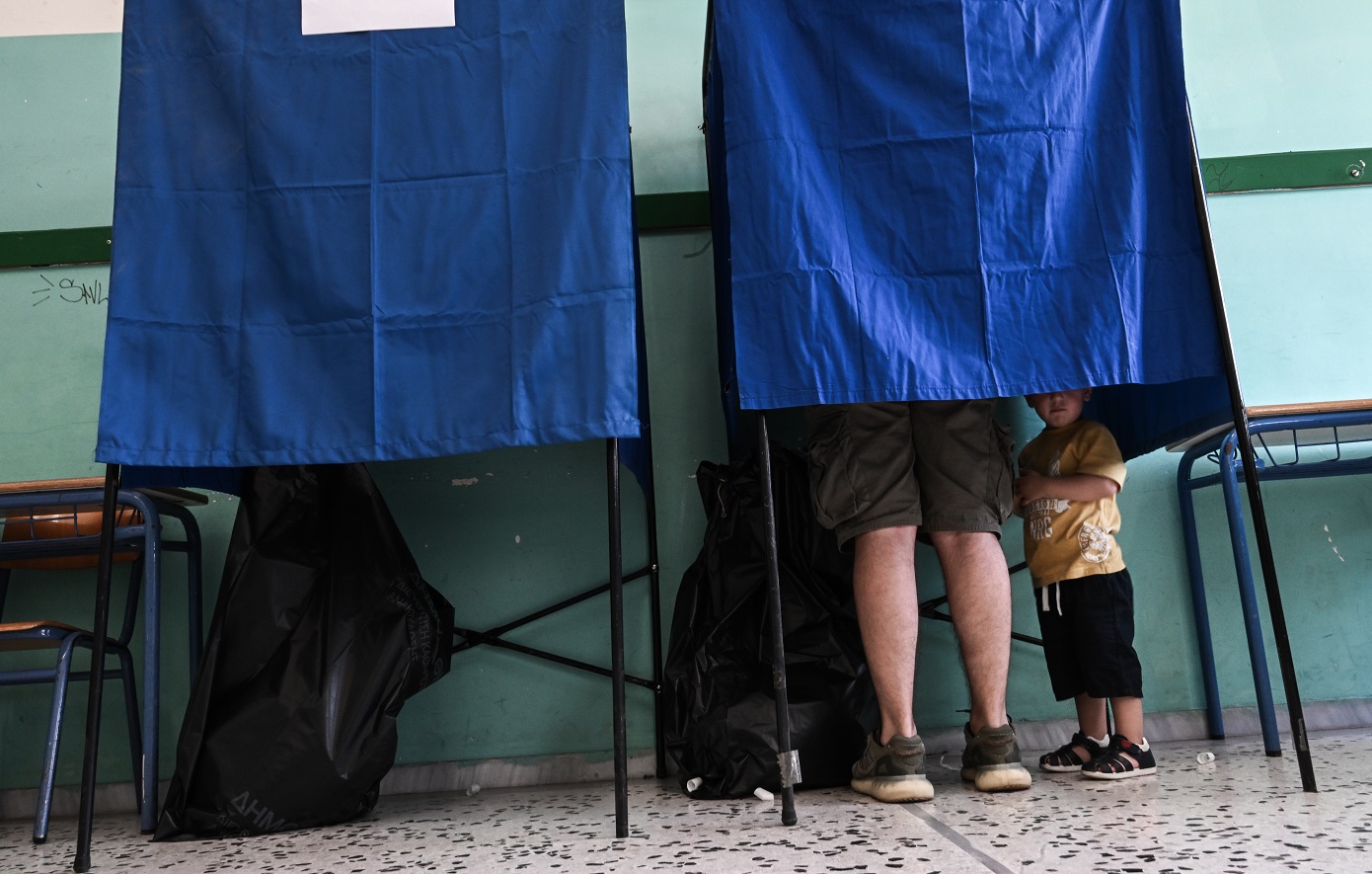 Η ακτινογραφία των Ελλήνων ψηφοφόρων: Το 74,7% ενδιαφέρεται για την πολιτική, αλλά ελάχιστοι εμπιστεύονται τα κόμματα