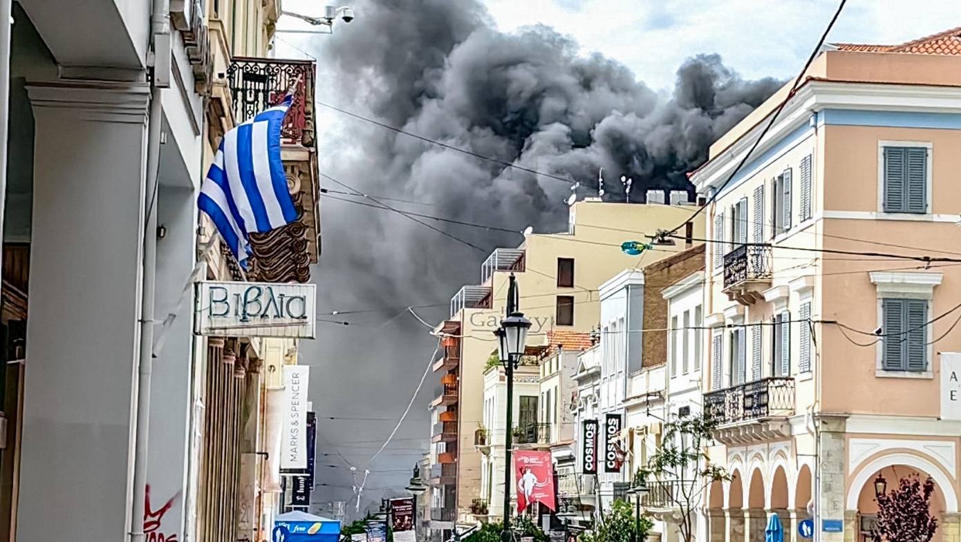 «Δεν κινδύνευσαν ένοικοι»: Η ανακοίνωση του ξενοδοχείου που εκκενώθηκε λόγω της φωτιάς που ξέσπασε στο κέντρο της Πάτρας