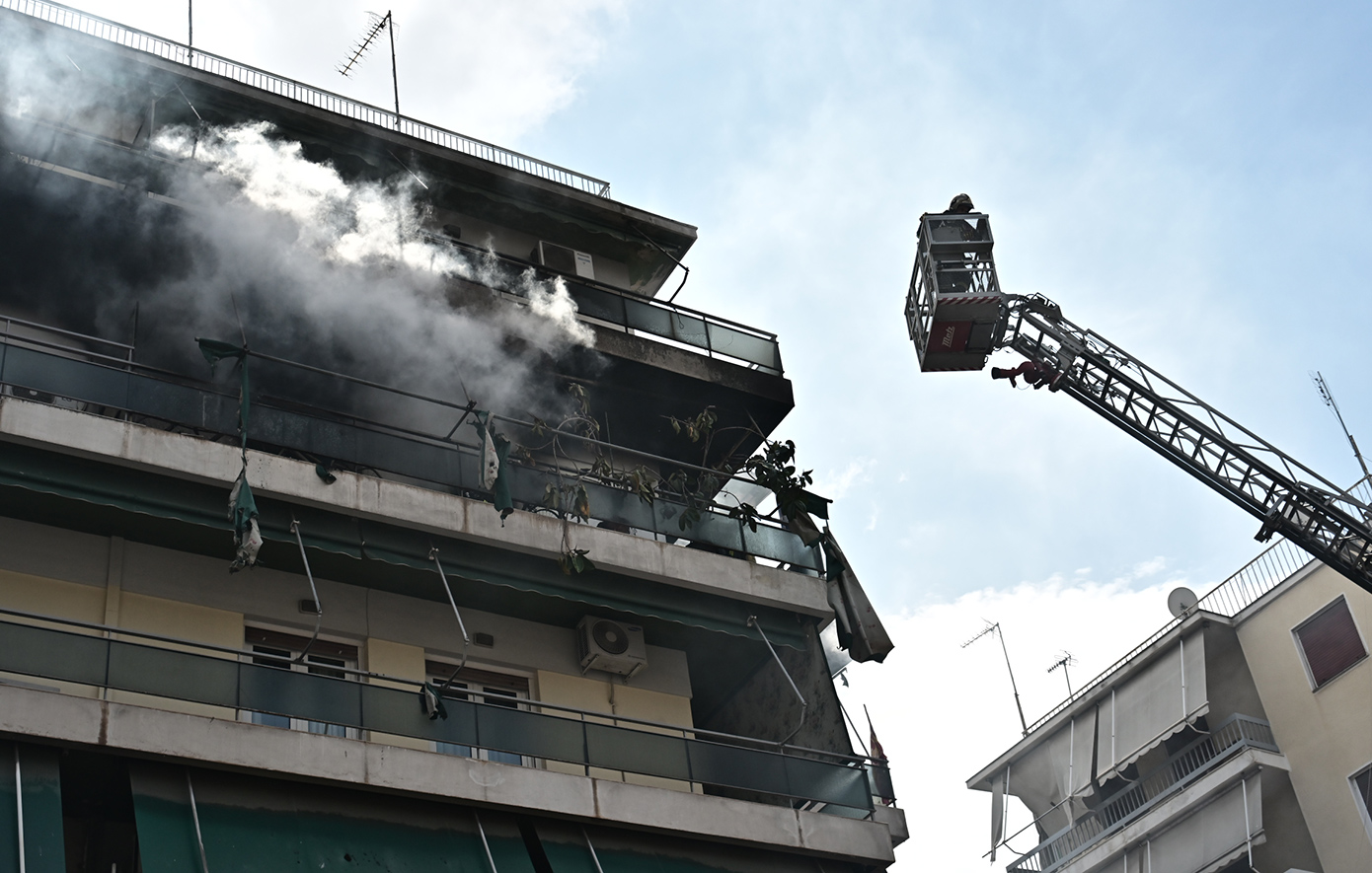 Συναγερμός στη Μεσογείων για πυρκαγιά σε διαμέρισμα 4ου ορόφου