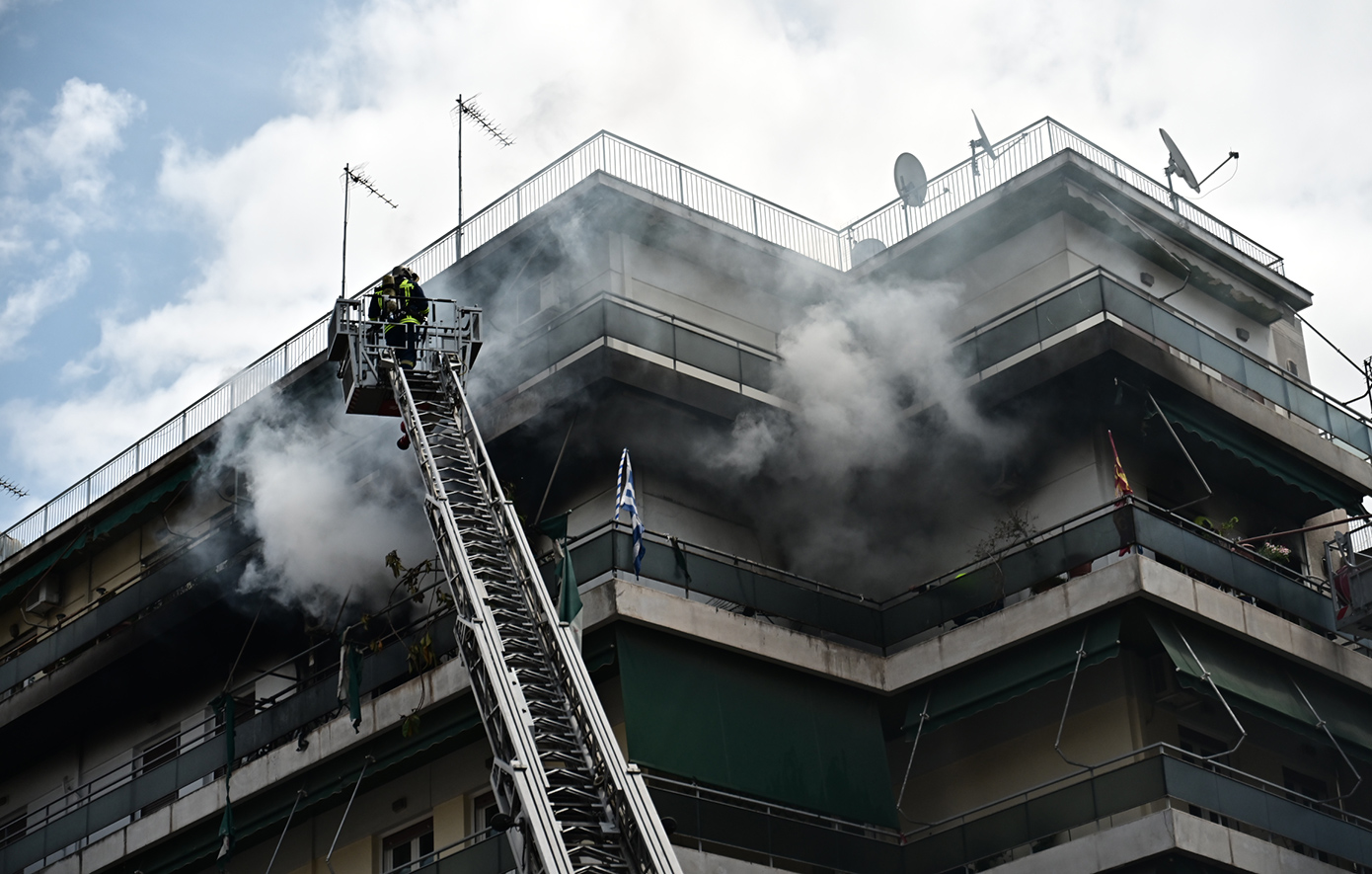 Συναγερμός στη Μεσογείων για πυρκαγιά σε διαμέρισμα 4ου ορόφου