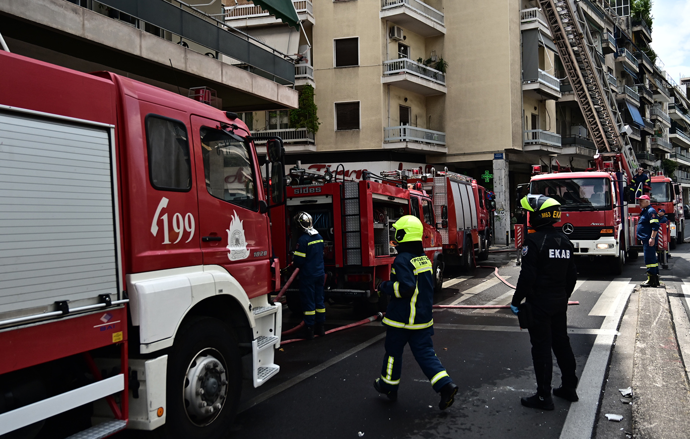 Συναγερμός στη Μεσογείων για πυρκαγιά σε διαμέρισμα 4ου ορόφου