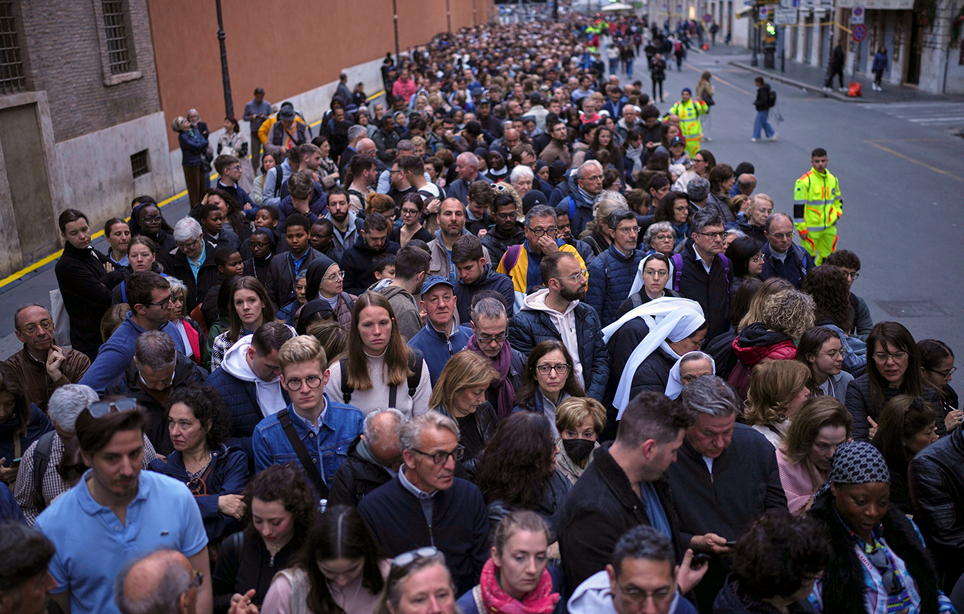 Χιλιάδες πιστοί περιμένουν στην ουρά για να δουν τη σορό του πάπα Φραγκίσκου στον Άγιο Πέτρο