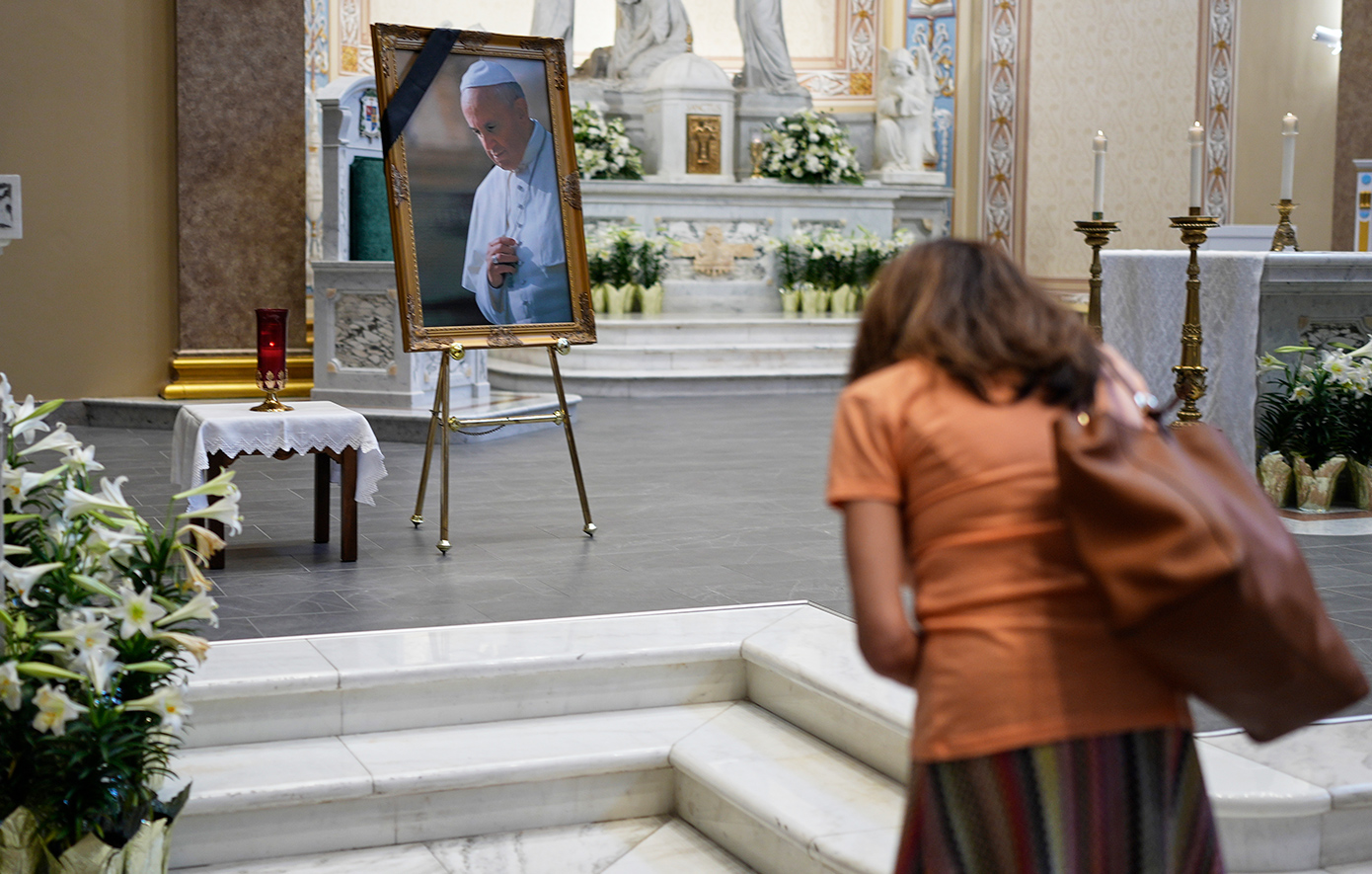 Χιλιάδες πιστοί περιμένουν στην ουρά για να δουν τη σορό του πάπα Φραγκίσκου στον Άγιο Πέτρο