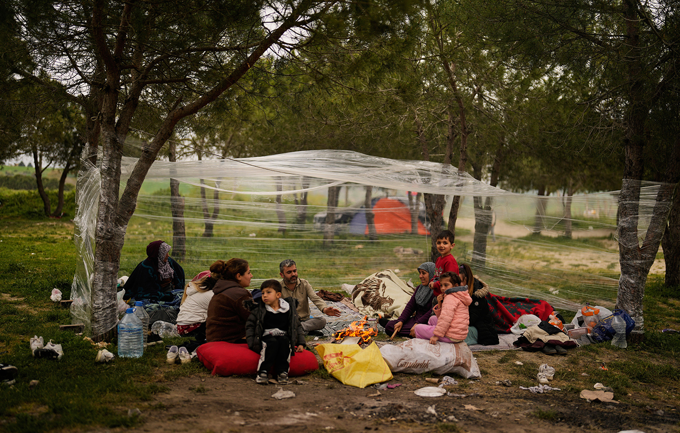 Σε σκηνές και αυτοκίνητα κοιμήθηκαν πολλοί Τούρκοι – Τουλάχιστον 284 μετασεισμοί μετά τα 6,2 Ρίχτερ κοντά στην Κωνσταντινούπολη