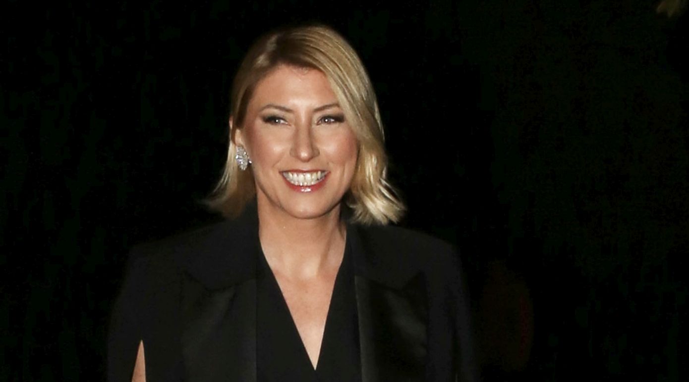 Η Σία Κοσιώνη επιμένει στο σκούρο μανικιούρ επιβεβαιώνοντας την τάση για την Άνοιξη 2025