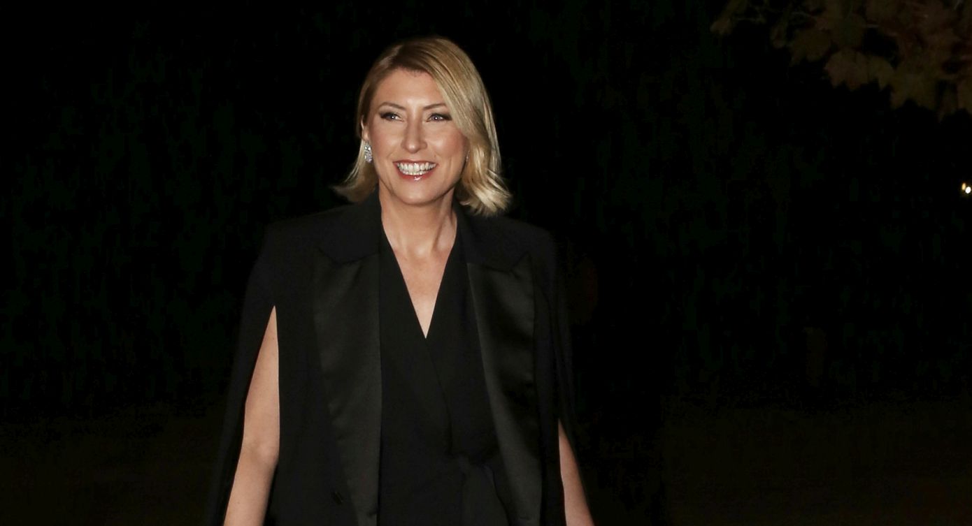 Η Σία Κοσιώνη επέλεξε ένα πολύ κομψό φόρεμα ωστόσο εμείς θα αλλάζαμε μια σημαντική λεπτομέρεια