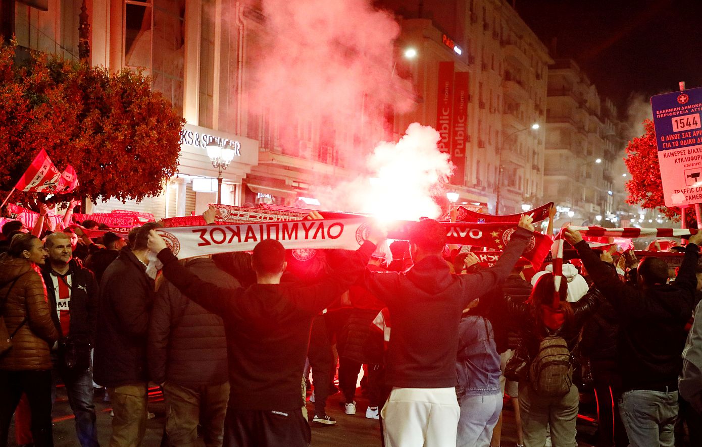 Ολυμπιακός: Παροξυσμός στον Πειραιά για την κατάκτηση του 48ου πρωταθλήματος των ερυθρολεύκων &#8211; Δείτε φωτογραφίες