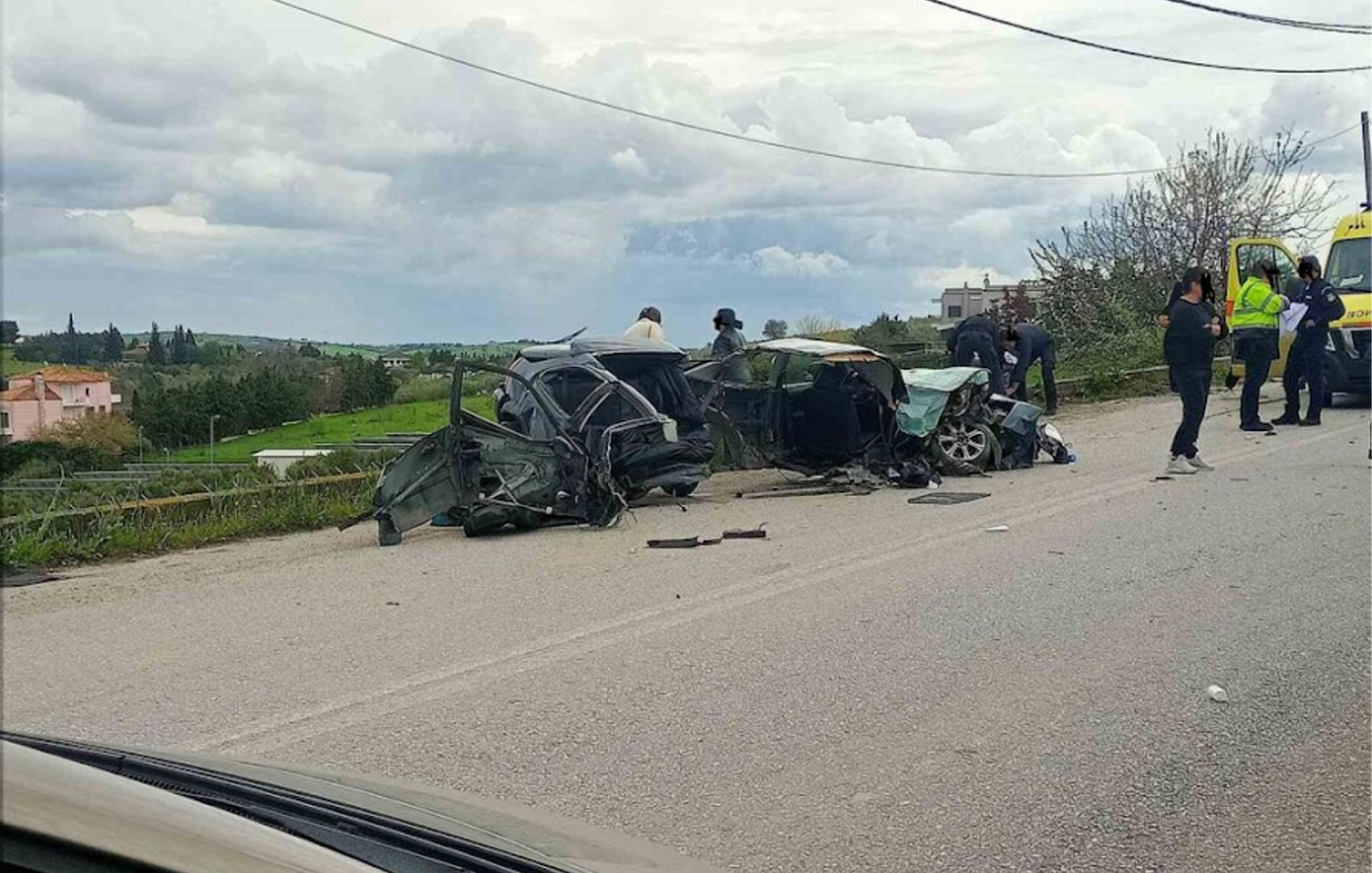 Αυτοκίνητο κόπηκε στα δύο όταν προσέκρουσε σε διαχωριστικό διάζωμα – Τραυματίστηκαν πέντε άτομα