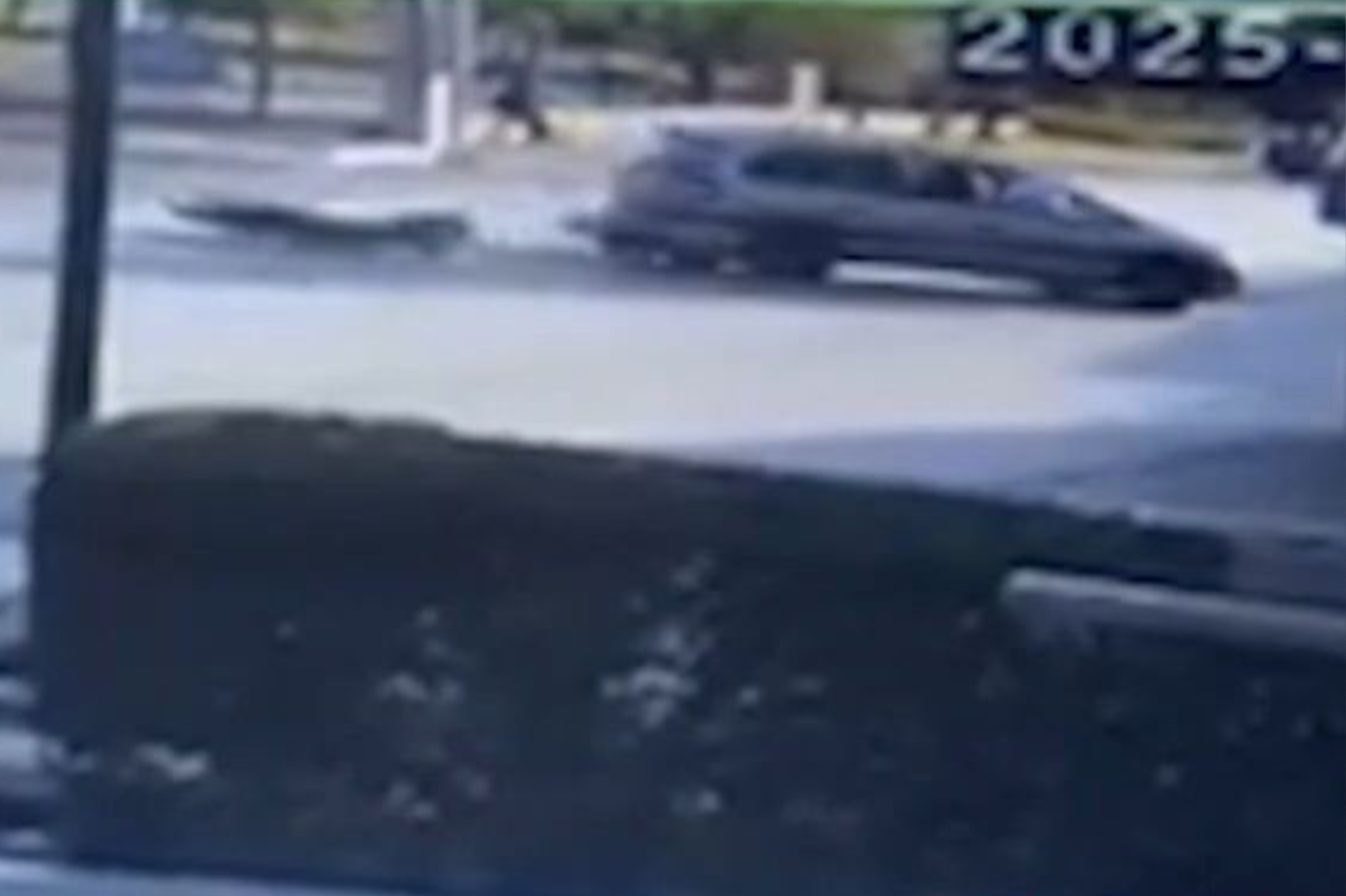 Σοκαριστικό βίντεο από τροχαίο στην Πάτρα: Οδηγός παρέσυρε δύο άτομα σε μηχανή και τους εγκατέλειψε