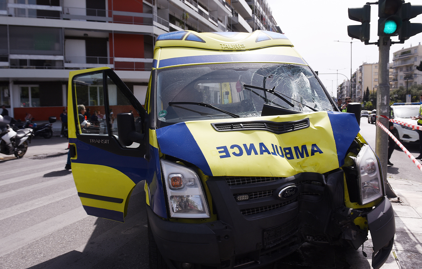 Τροχαίο στο Παγκράτι: Μάχη για τη ζωή της δίνει η 78χρονη που μετέφερε το ασθενοφόρο που έπεσε σε κολώνα