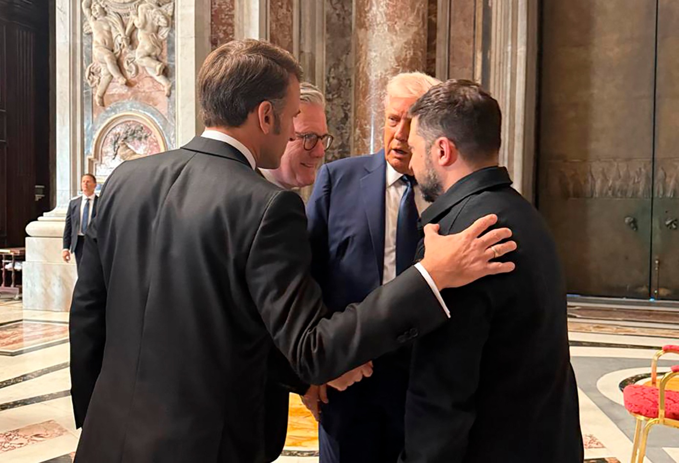 Αναγνώστρια χειλιών αποκαλύπτει το μήνυμα του Τραμπ στον Μακρόν πριν από τη συνάντησή του με τον Ζελένσκι στην κηδεία του πάπα
