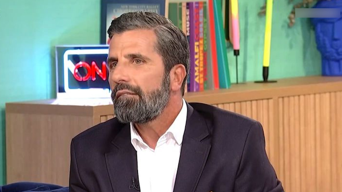 «Από μικρό παιδί δε με πήρε αγκαλιά ούτε με φίλησε ποτέ κανένας»: Συγκινεί ο Θανάσης Βισκαδουράκης