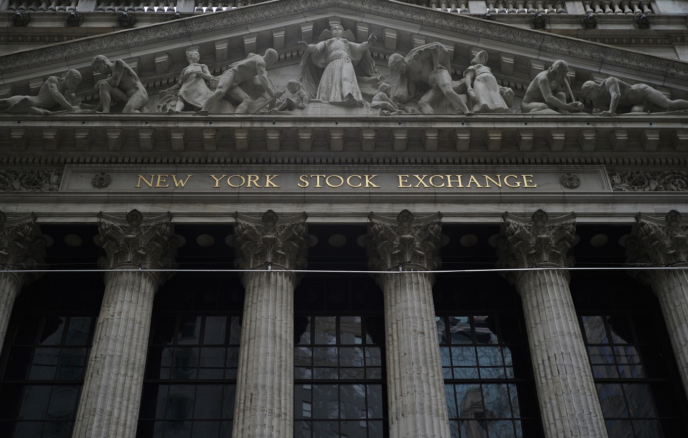 Μεγάλη πτώση στη Wall Street εξαιτίας του εμπορικού πολέμου που εξαπέλυσε ο Τραμπ: Στρέφονται στον χρυσό οι επενδυτές