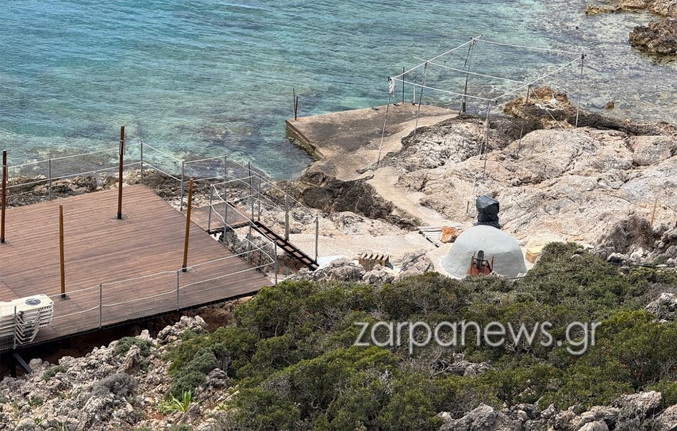 Μεταλλική εξέδρα «ξεφύτρωσε» πάνω στα βράχια σε περιοχή Natura στα Χανιά – Αντιδράσεις για το beach bar που ετοιμάζεται