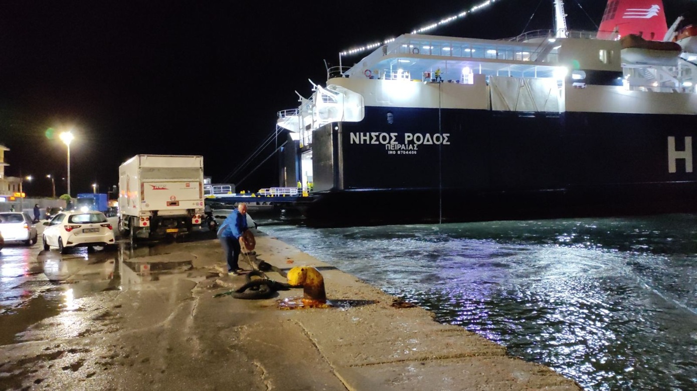 Θυελλώδεις άνεμοι παραλίγο να παρασύρουν το πλοίο «Νήσος Ρόδος» στη Χίο &#8211; Έσπασαν οι κάβοι και κόπηκε η μπίντα