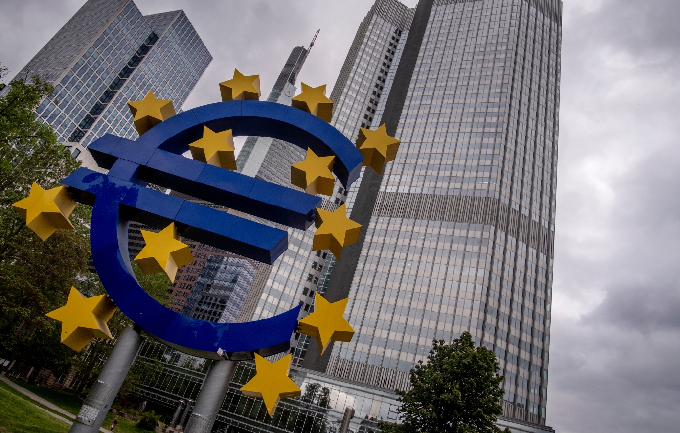 Bloomberg: Για μια τελευταία «εύκολη» μείωση των επιτοκίων ετοιμάζεται η ΕΚΤ εν μέσω διαφωνιών για τον πληθωρισμό
