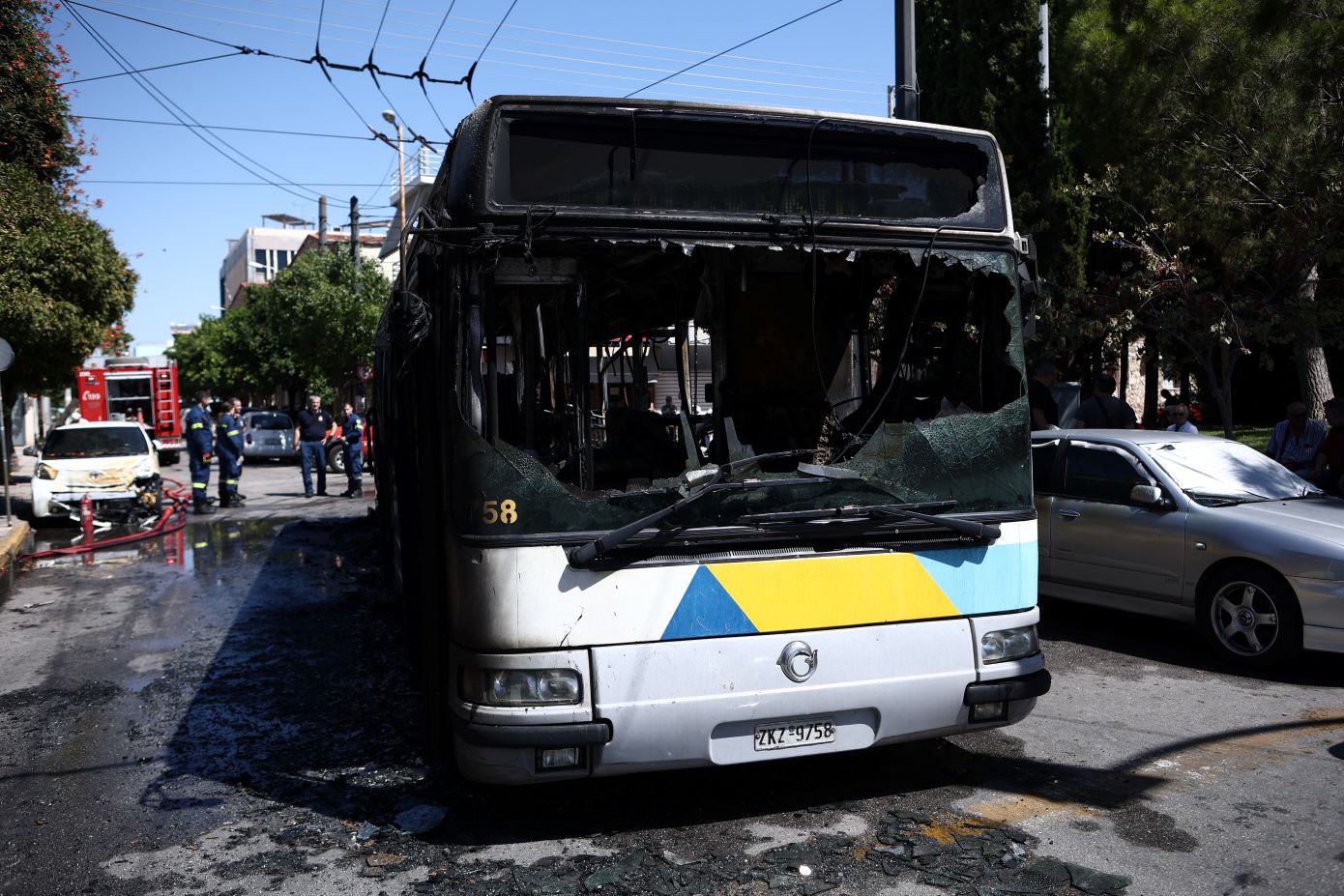 Στις φλόγες τυλίχτηκε λεωφορείο εν κινήσει στο Πανόραμα Θεσσαλονίκης – Δεν υπάρχουν εγκλωβισμένοι