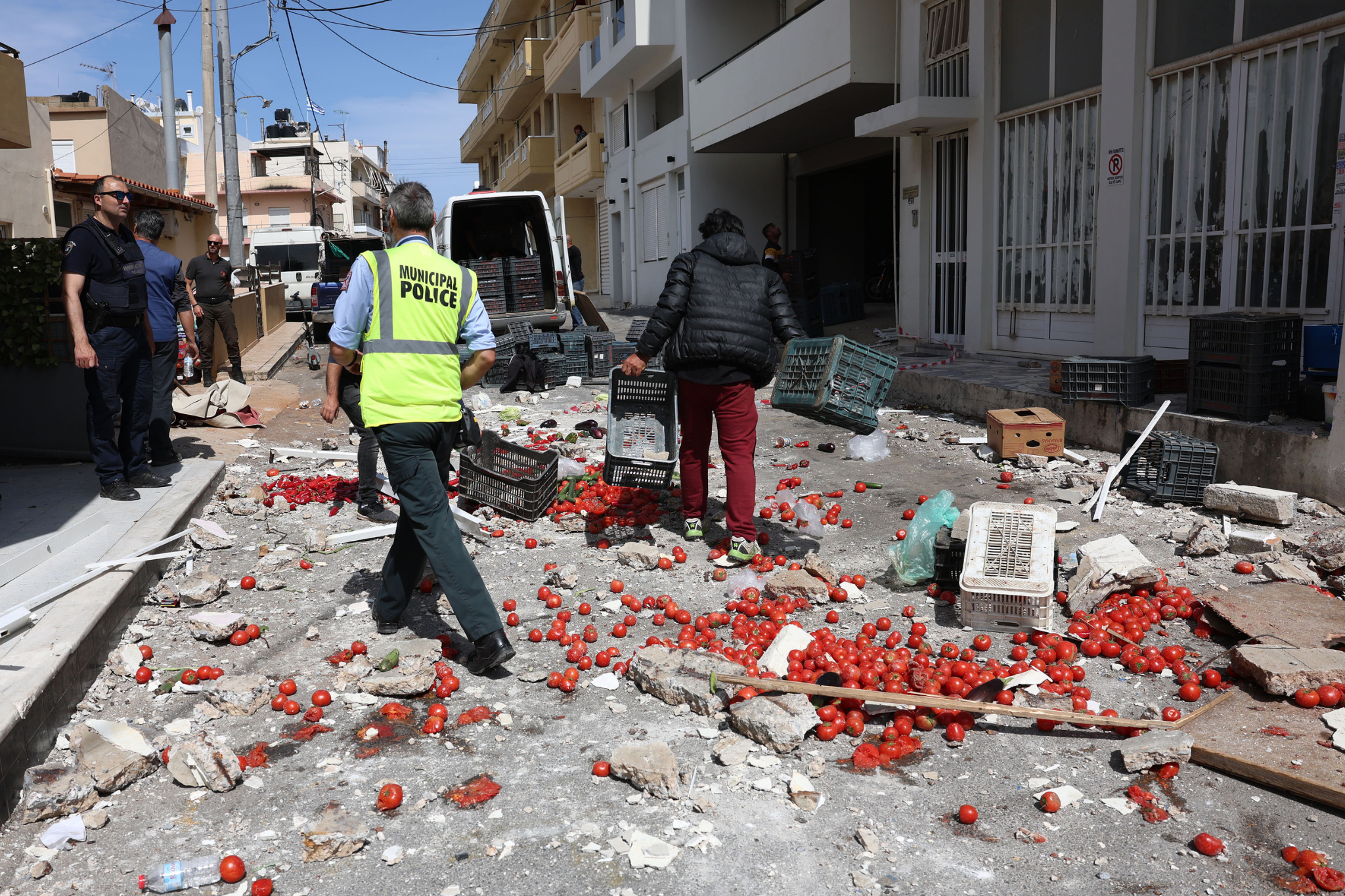 Τμήμα μπαλκονιού έπεσε πάνω σε πάγκους λαϊκής αγοράς στο Ηράκλειο