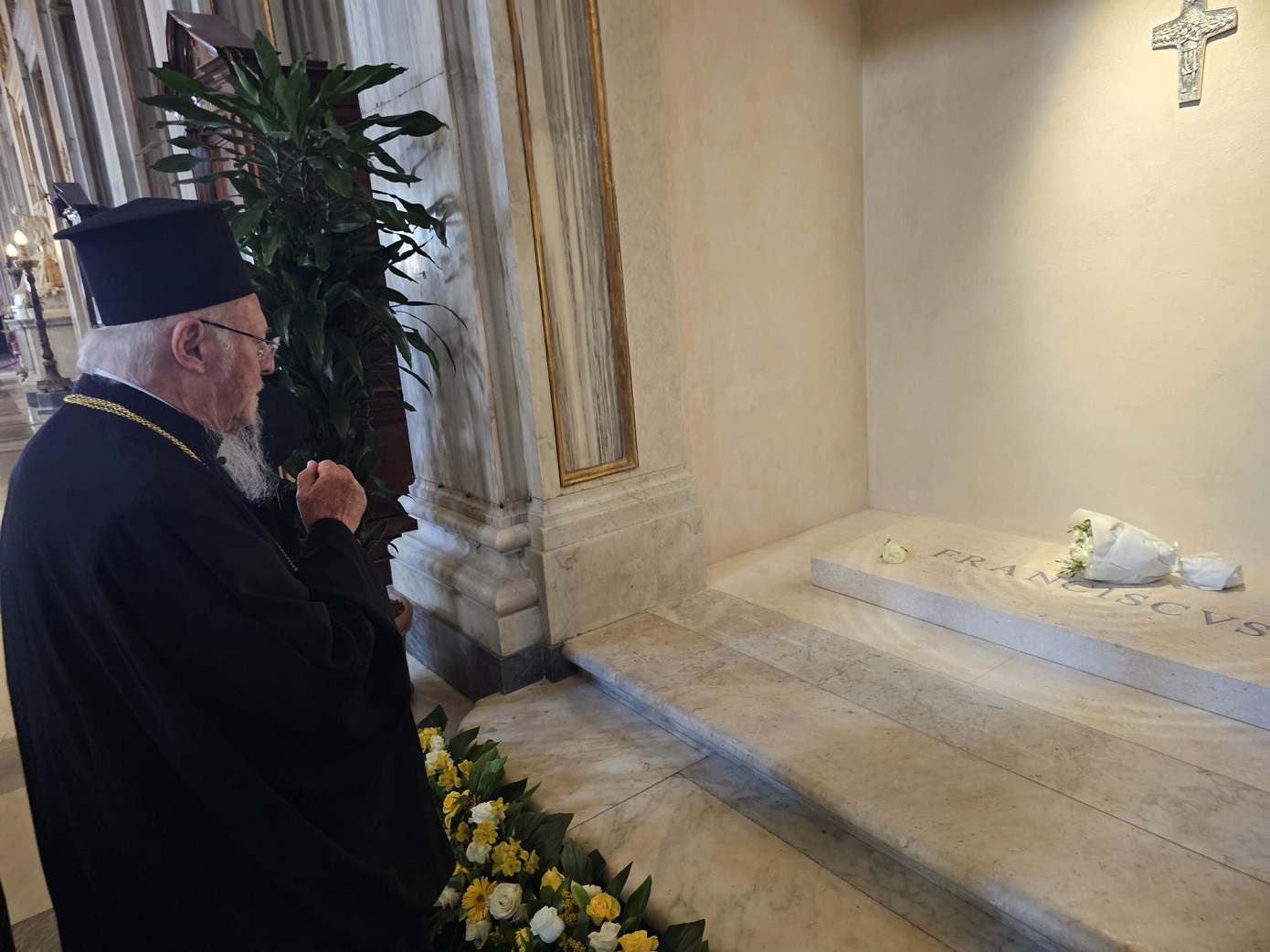 Ο Οικουμενικός Πατριάρχης Βαρθολομαίος επισκέφθηκε τον τάφο του μακαριστού Πάπα Φραγκίσκου