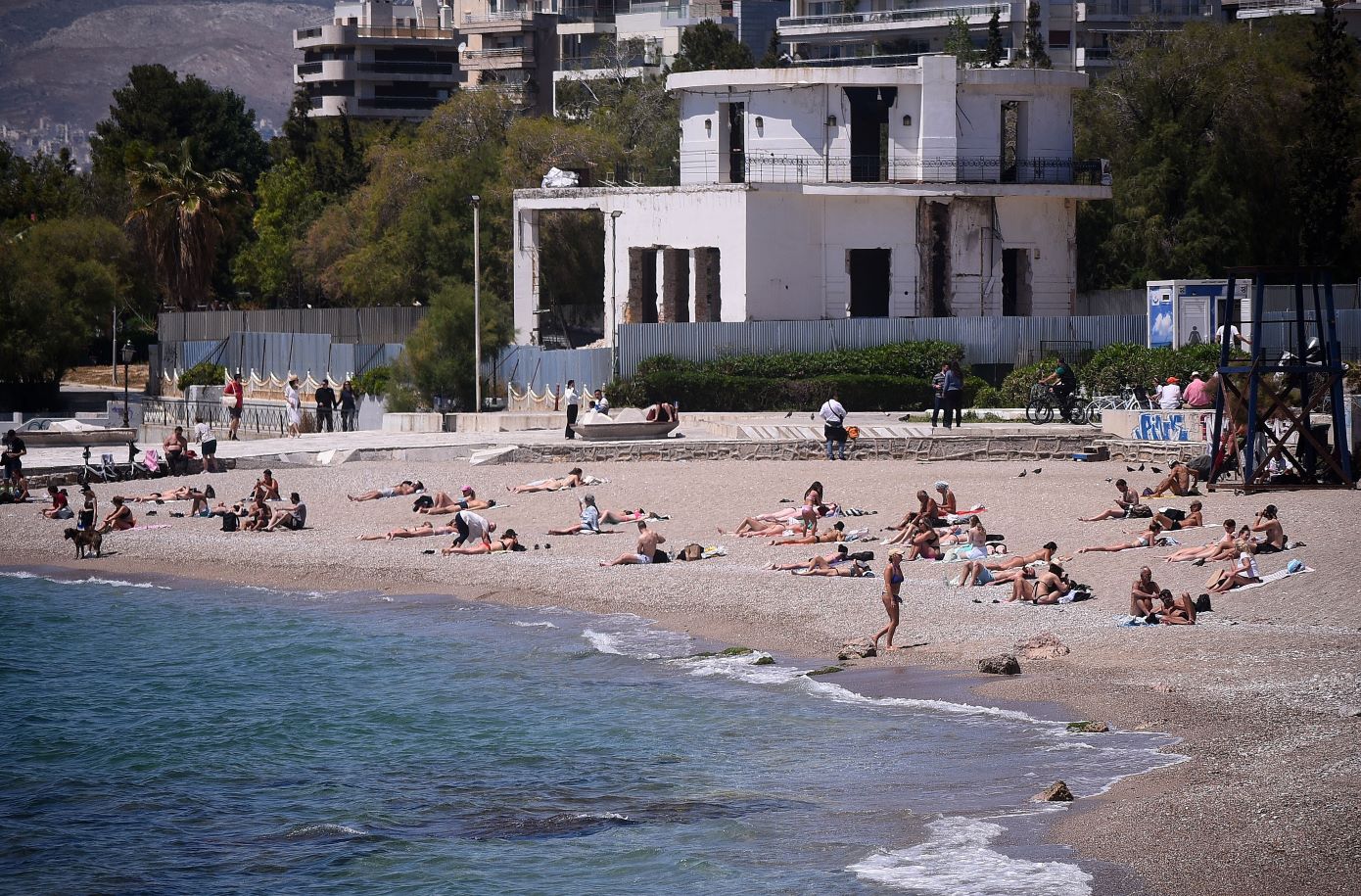 Πρώτη κυριακάτικη «έφοδος» των Αθηναίων στις παραλίες της Αττικής, με ήλιο και υψηλές θερμοκρασίες &#8211; Έρχεται ζεστή εβδομάδα