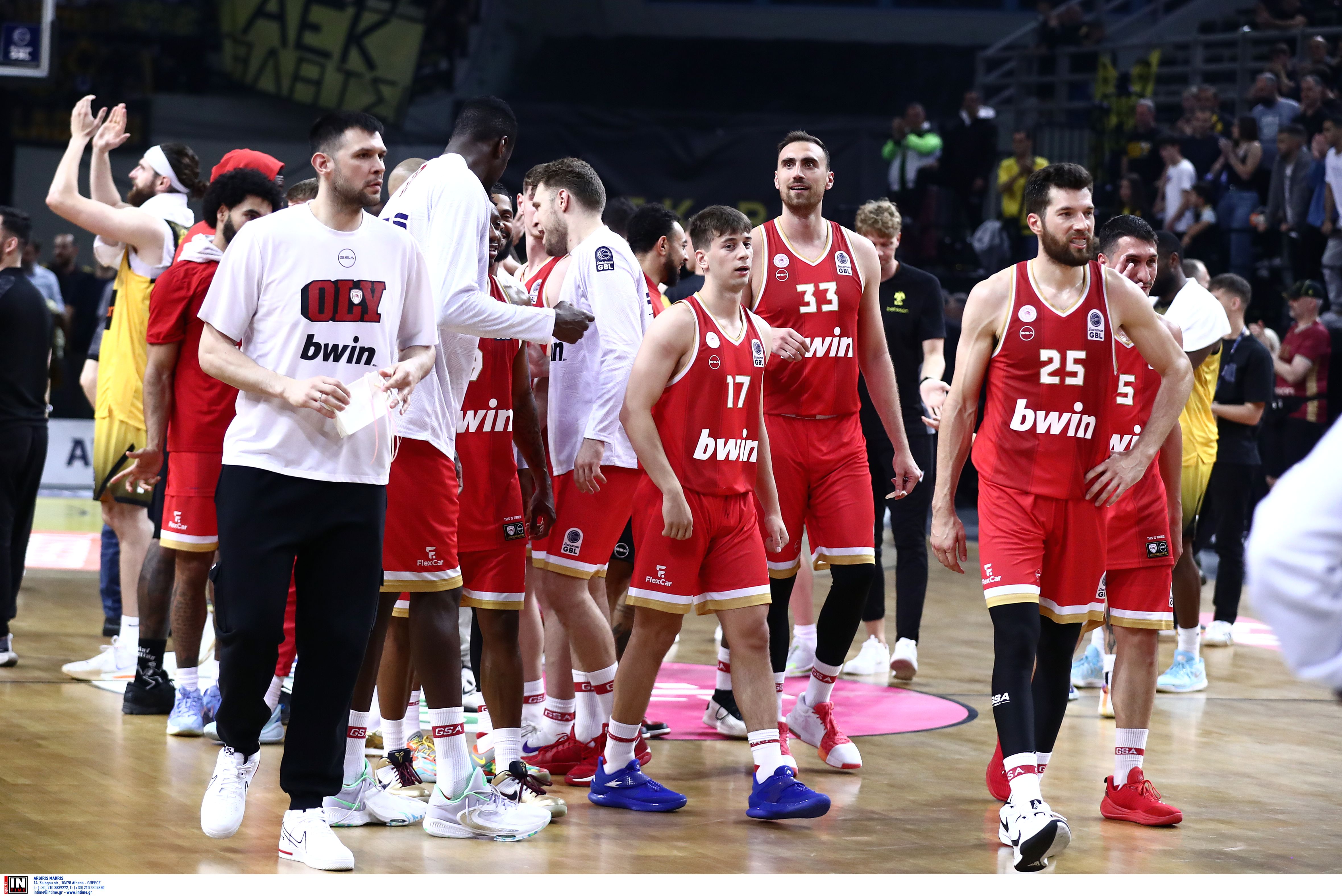 «Έκλεισε» εισιτήριο για τους τελικούς της Basket League και φεύγει για Άμπου Ντάμπι ο Ολυμπιακός &#8211; Νίκησε με 90-64 την ΑΕΚ