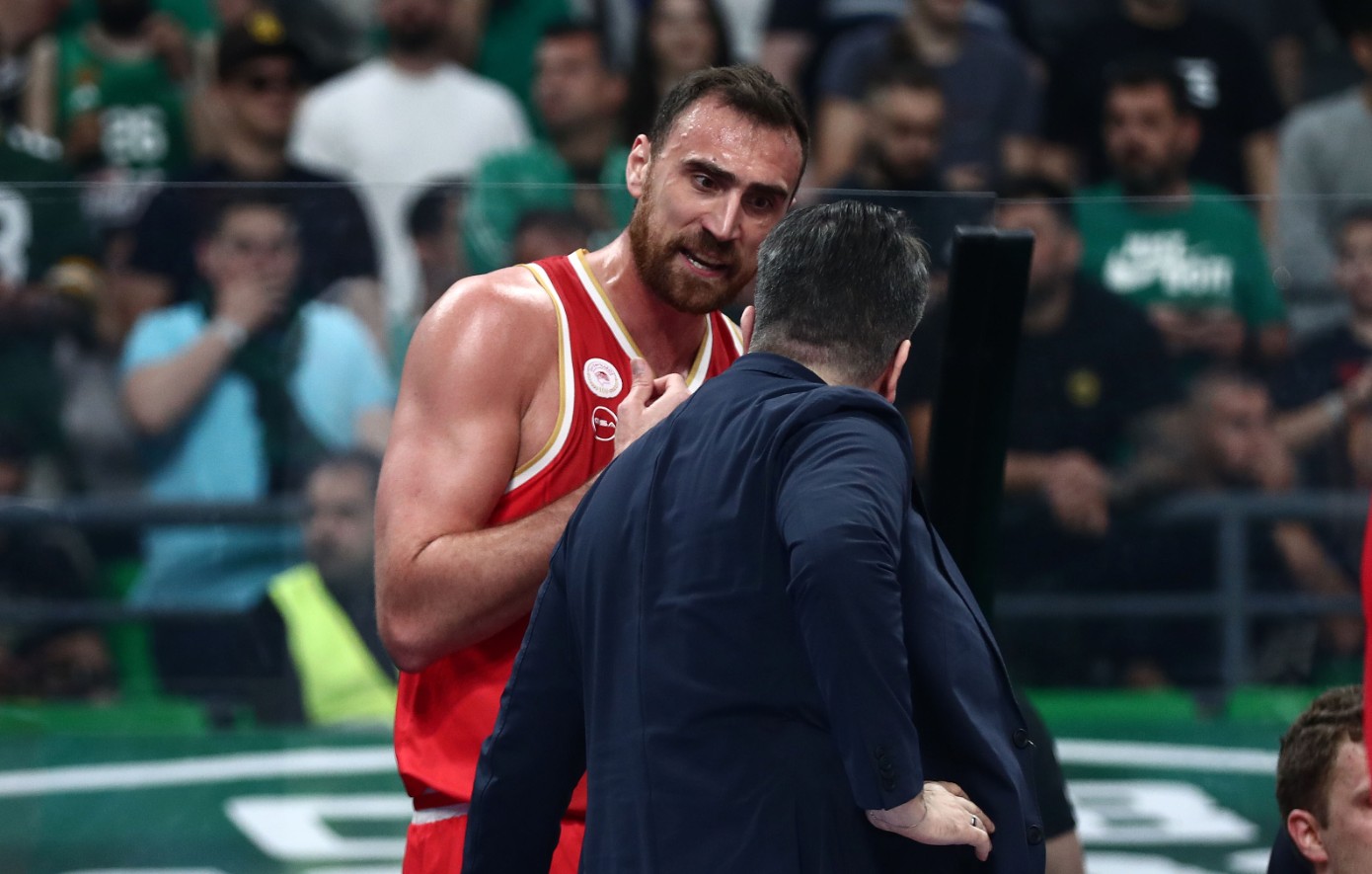 Έξαλλος ο Μιλουτίνοφ με συμπαίκτες του στον Ολυμπιακό &#8211; Κλωτσούσε πράγματα!